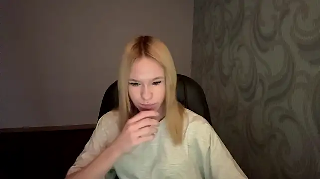 Linaloawot - show legs
