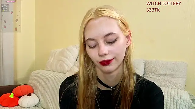 HarriettKitty - TEASING WITH BARE BACK