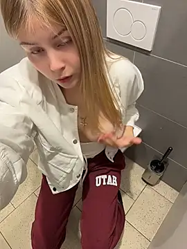 RossyMood - Show my pussy+play on the WC MAN RISKY