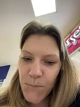 MaryHiggins - Playing with a dildo