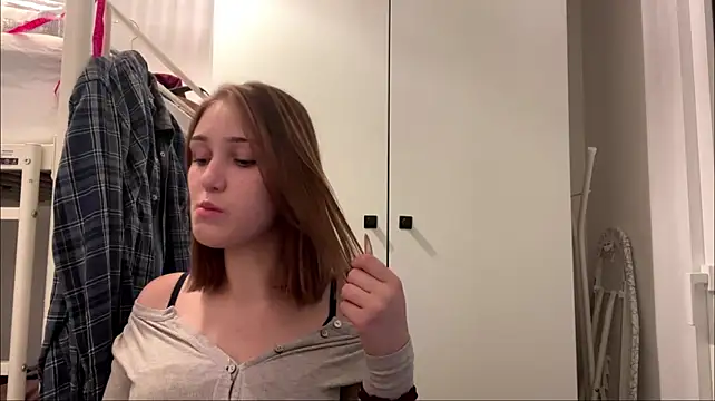 Sereneglowz - Play with bra strap💗