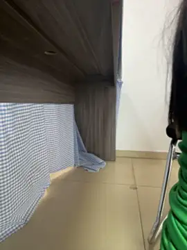 Valen-gomez - I masturbate under the table