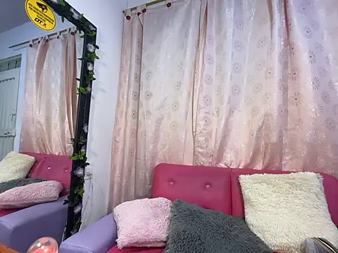 Emilyxrosse - I put 5 fingers in my ass 👅🍑