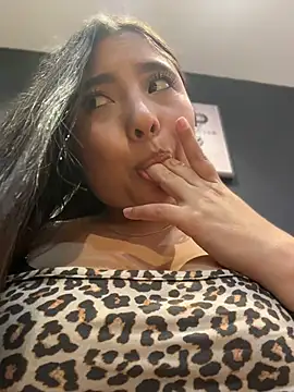 ValenAbravanel - flash pussy under the table 🫣