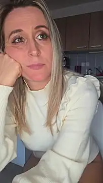Malicia-hot - Enlever la jupe