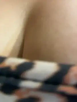 ValenAbravanel - flash pussy under the table 🫣