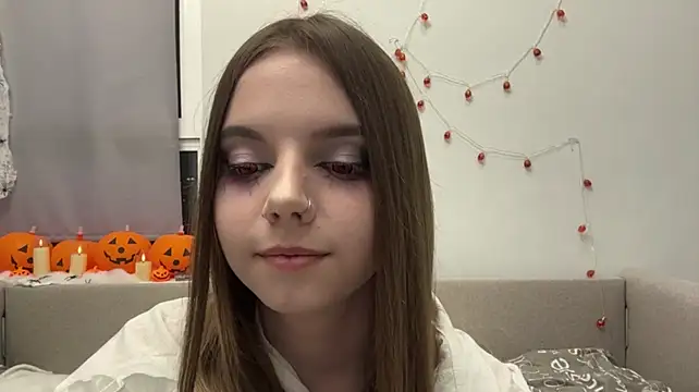 LisaPorse - air kiss +smile face