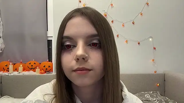 LisaPorse - air kiss +smile face