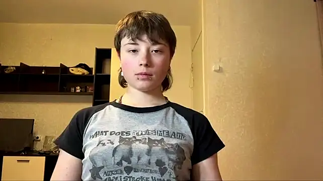 Nellyts - show ass+boobs