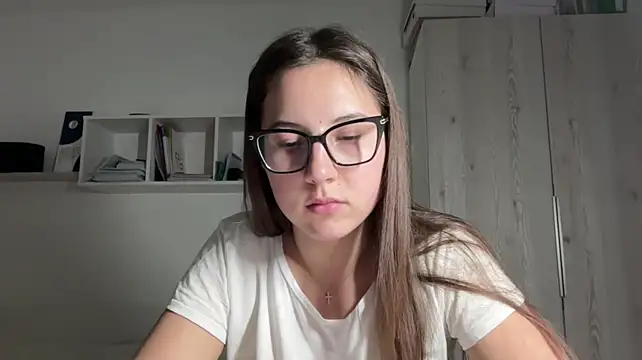 Rubymoonv - Pinch my nipples closely🔞