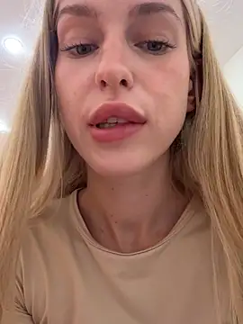 Kira_mia - FINGERING MY TIGHT PUSSY IN MEN WC