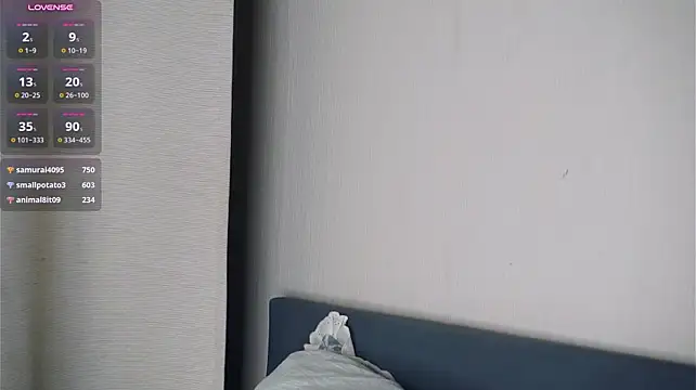 JohanaSugerak - pose doggy ^^ slapp my ass with a whip