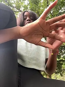 Nahomy_smiiths - Tits out?