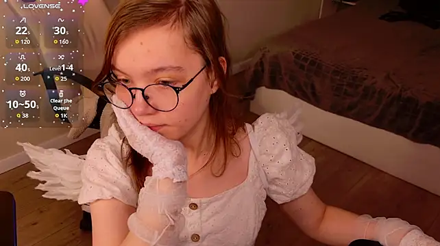 LiaBroock - pose on bed <3