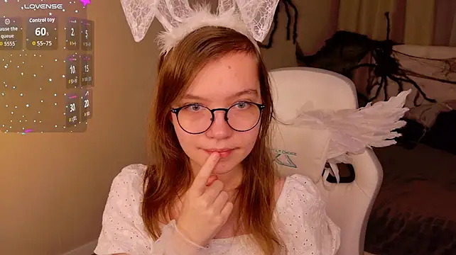 LiaBroock - pose on bed <3