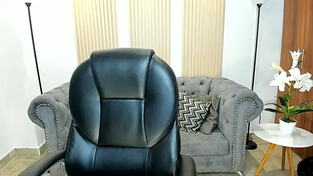 Briana_sun - Spanking ass x 5