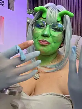 SaraLyynn - put in plug + fuck me in doggy
