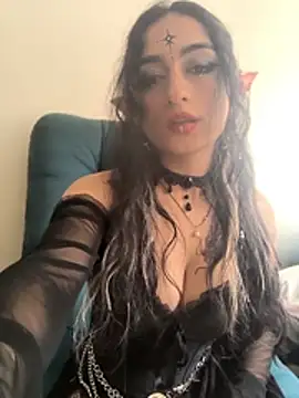 Lila_Desiree - Showing her breasts out of the Windows