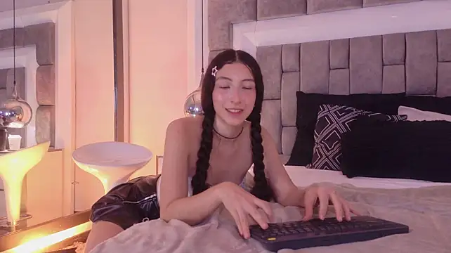 MaddieCrow - Show tits and spit them