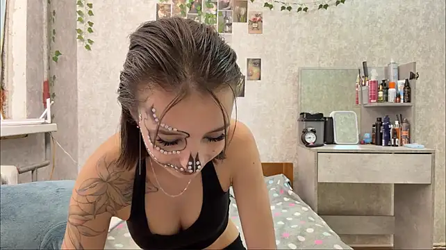 SharylGarret - Dance topless (flash boobs mirror)