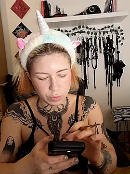 Divine_eve - top off and tits play