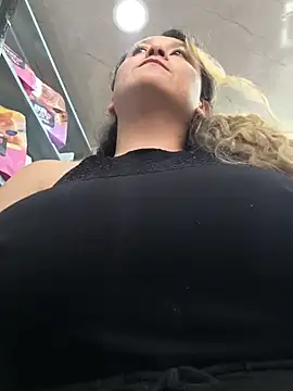 Mooncurves - Show pussy In the store
