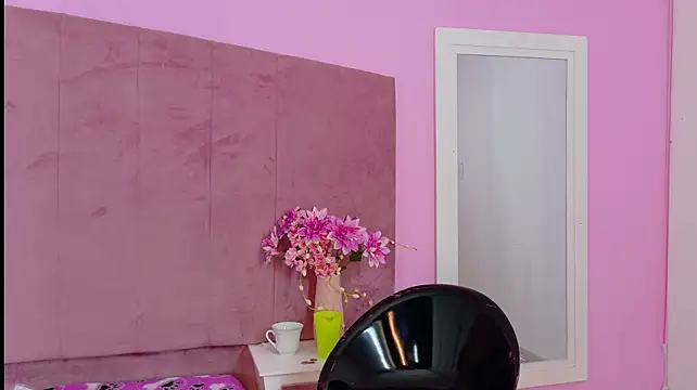 AlishOward35 - Legs open rubbing clit w fingers🔥