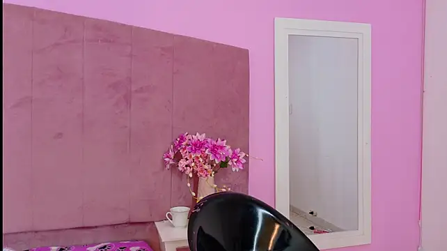 AlishOward35 - Legs open rubbing clit w fingers🔥
