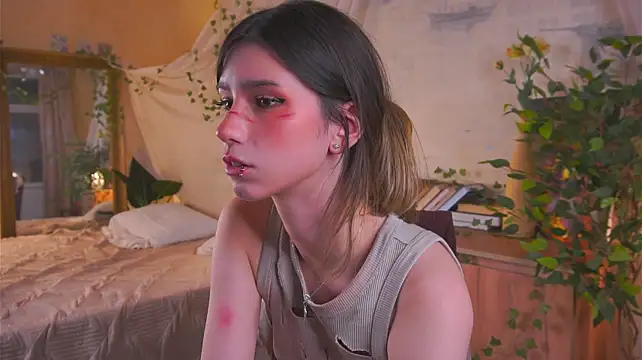 LindaNocket - show my bra and squeeze tits closeup