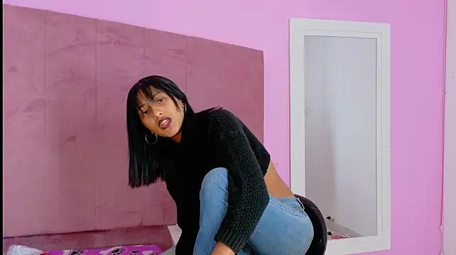 AlishOward35 - Legs open rubbing clit w fingers🔥