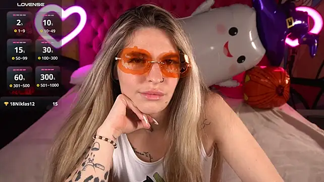 DanielaReign - make me happy today