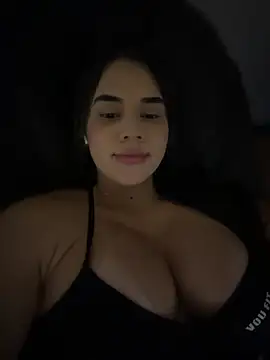 BellaLeclair_ - Tits out 😈