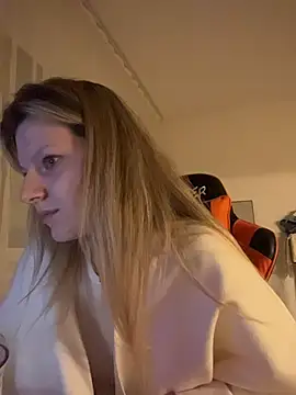 MaryHiggins - Sucking a dildo with saliva on her tits