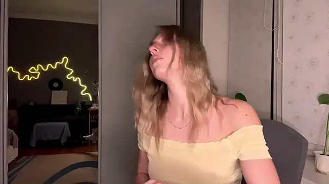 LatishaKrauel - Show my underboobs