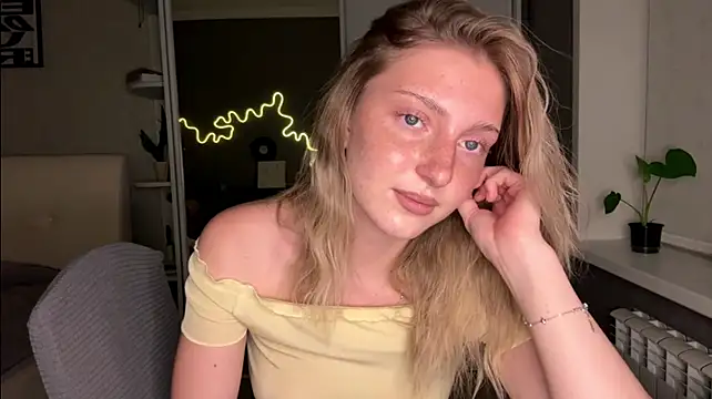LatishaKrauel - Show my underboobs