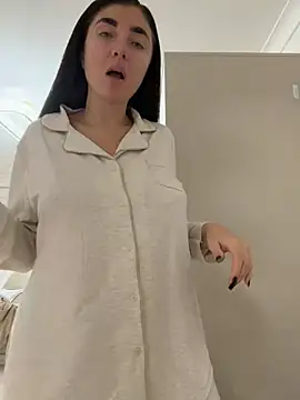 BellaTxx - Spit on boobs 😻