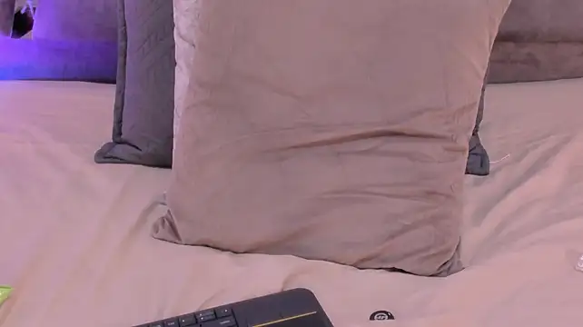 Srta_Walker - SPREAD PUSSY LIPS