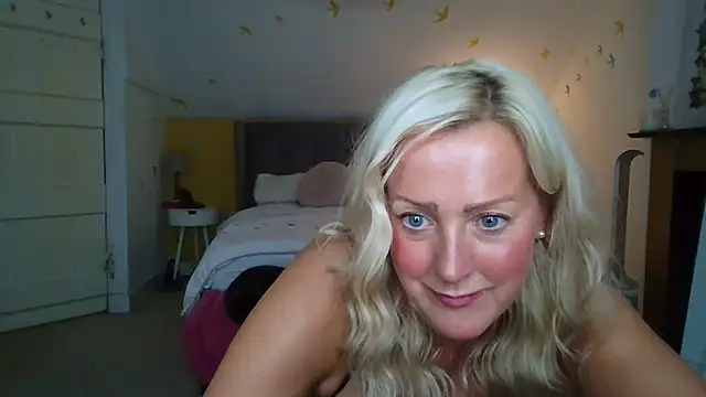 Naughtyhousewifexxx - dildo play for 5’mins